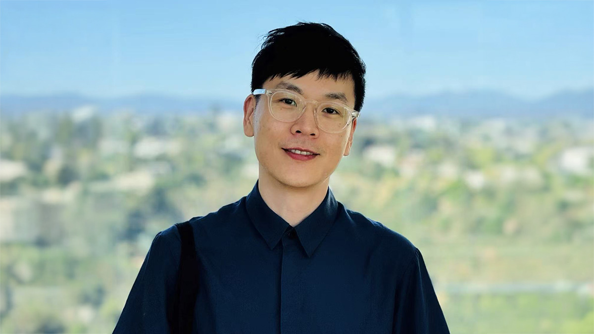 En man som tittar in i kameran