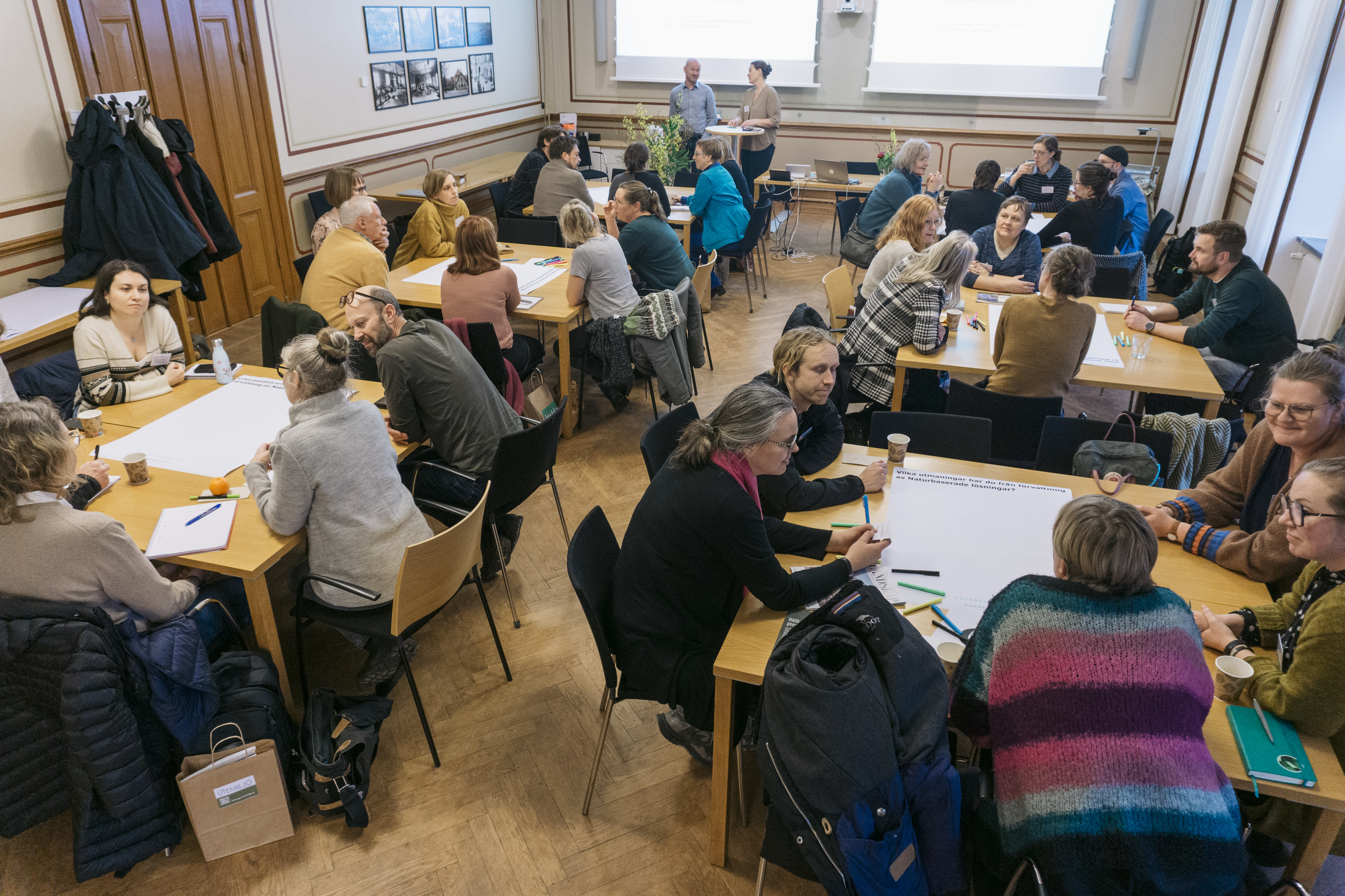 En grupp människor i en workshop