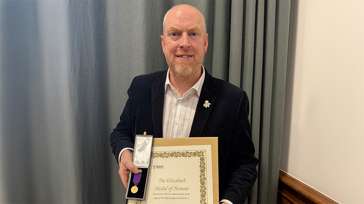 En man med en medalj