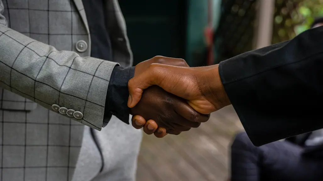 Närbild på ett handslag. Foto.