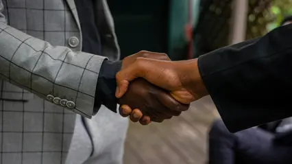 Närbild på ett handslag. Foto.