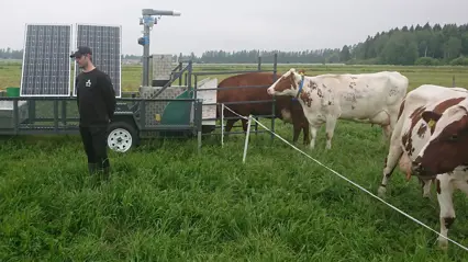 Mohammad Ramin in front of Greenfeed with two cows in the background. Photo Mårten Hetta.