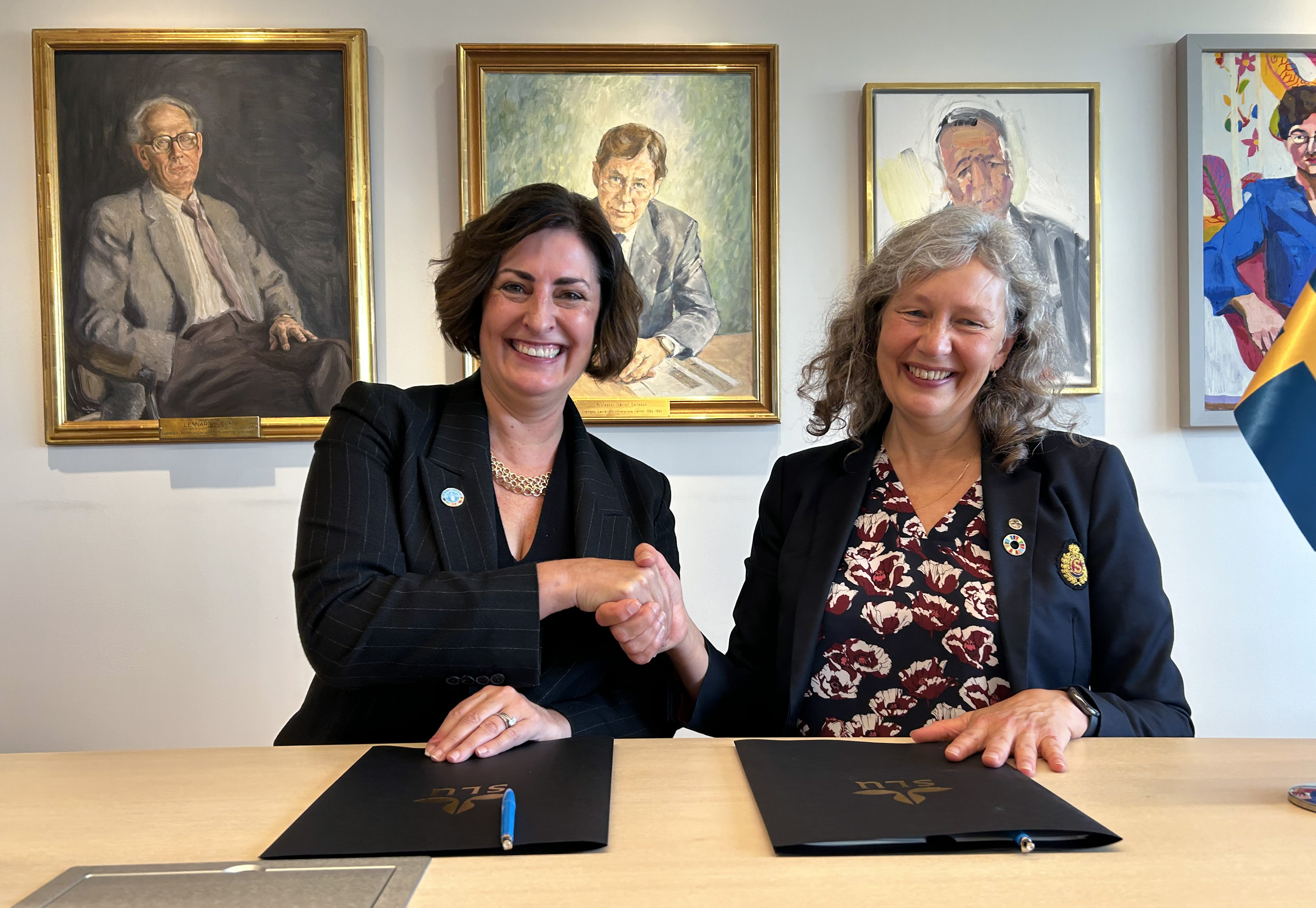  Beth Bechdol, biträdande generaldirektör vid FN:s livsmedels- och jordbruksorganisation (FAO), och Maria Knutson Wedel, SLU:s rektor, skakar hand.