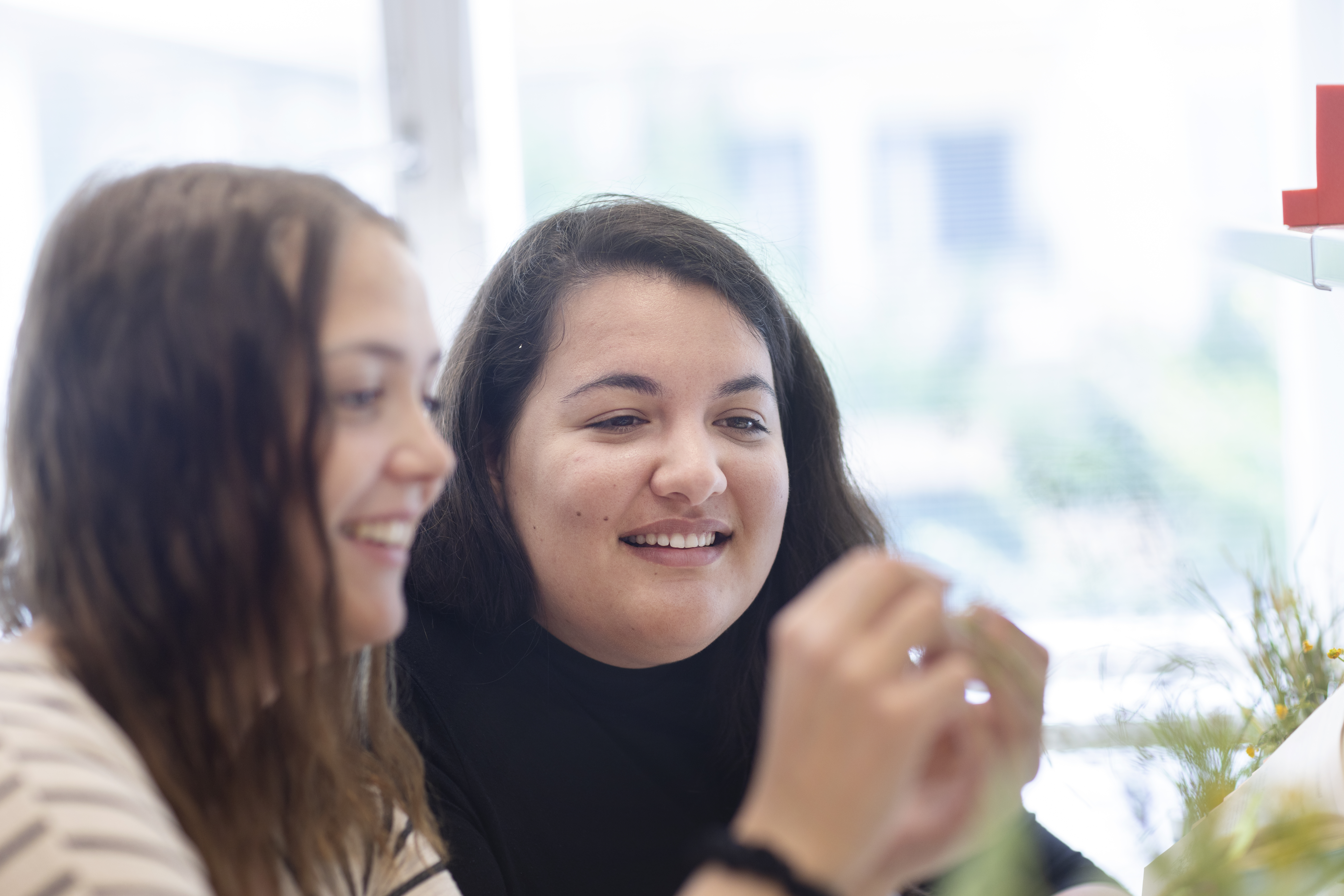 Studenter tittar på en växt. Foto: Malin Grönborg