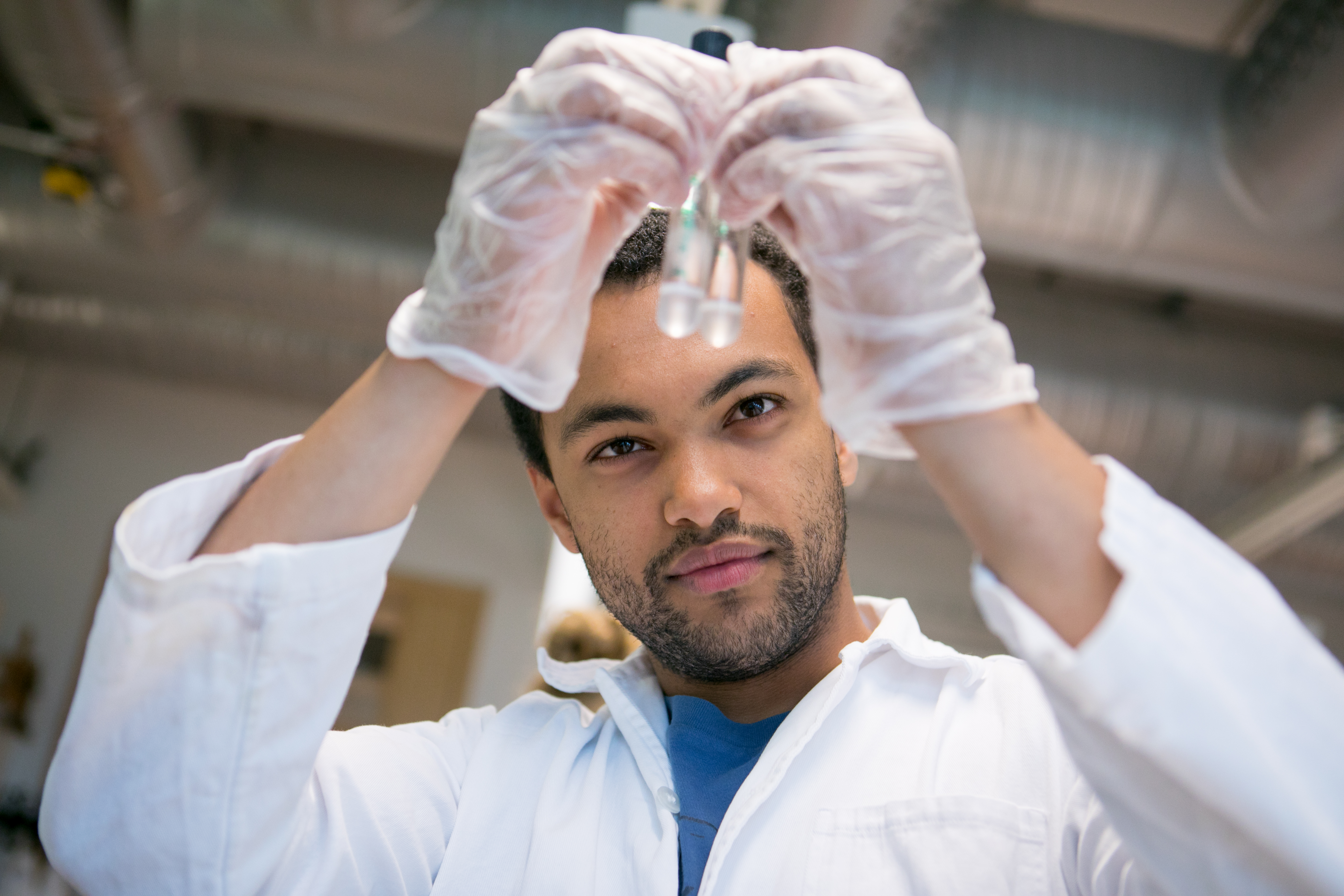Studenten Oliver i en av MVM-husets laboratoriesalar vid SLU i Uppsala. Foto: Jenny Svennås-Gillner