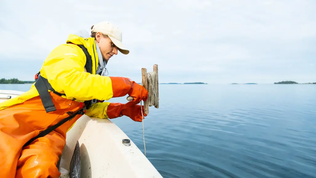Student fiskar från en båt