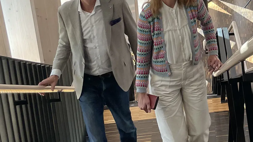 En man och en kvinna går mot kameran uppför en trappa