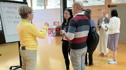 En grupp människor pratar vid blädderblock