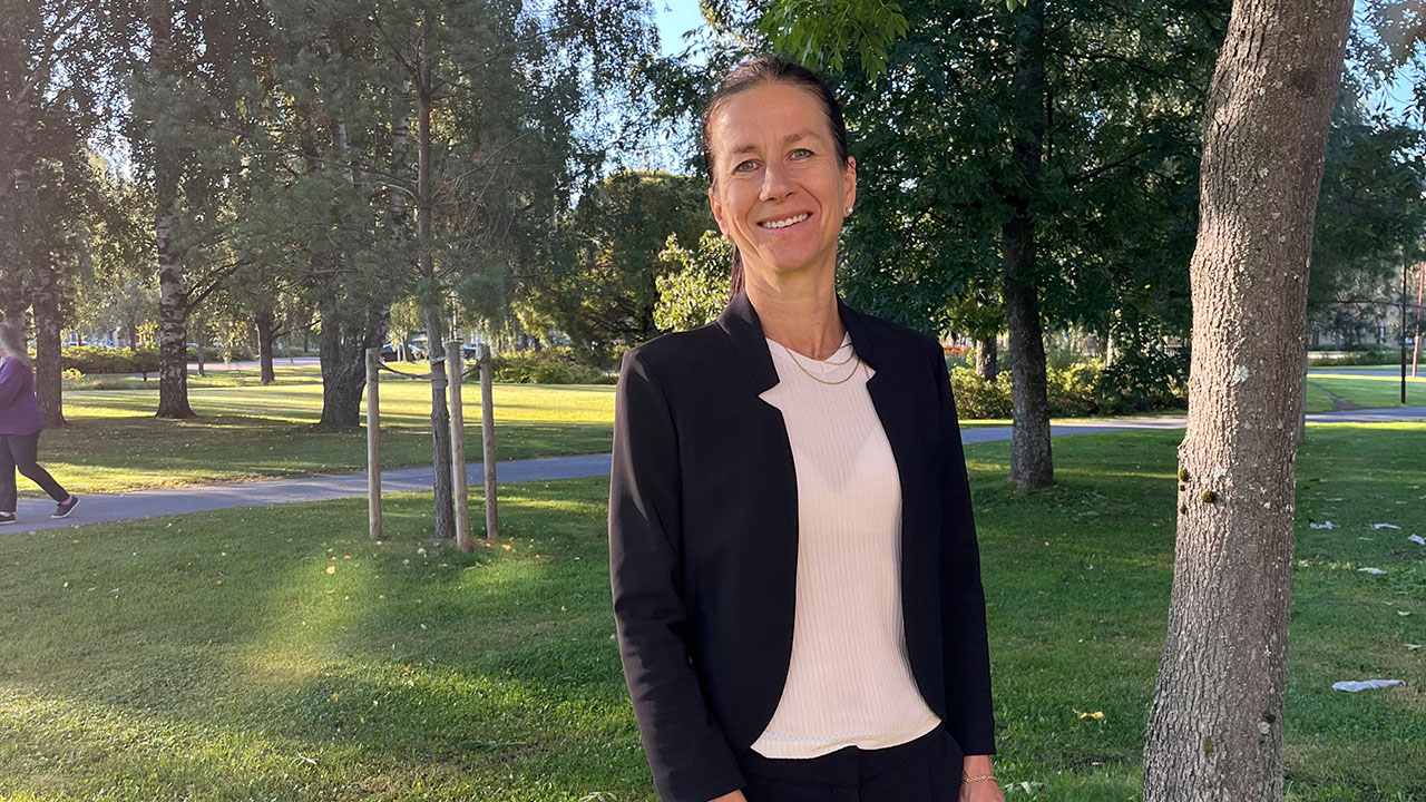 kvinna med mörkt hår i hästsvans i en park