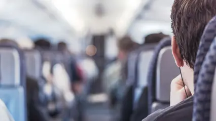 passagerare sedda bakifrån i en tågkupé