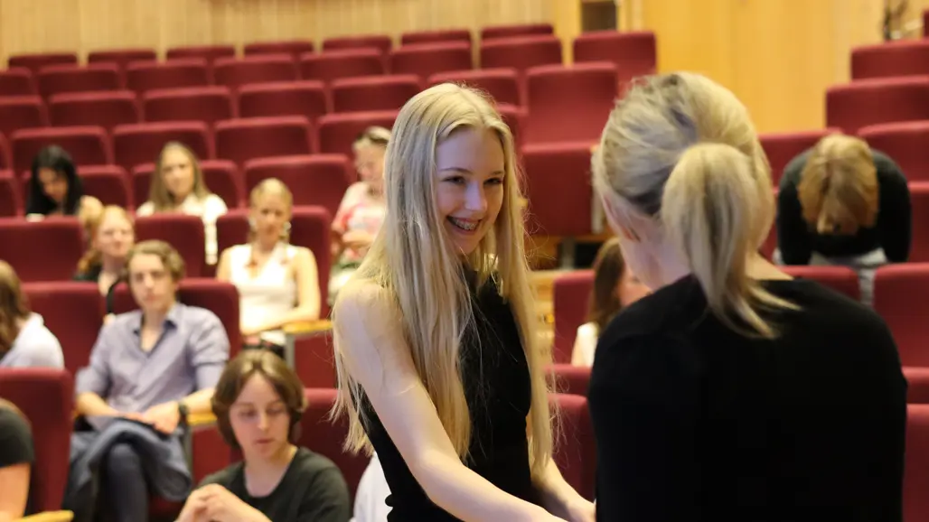 Gymnasieelev skakar hand med koordinator