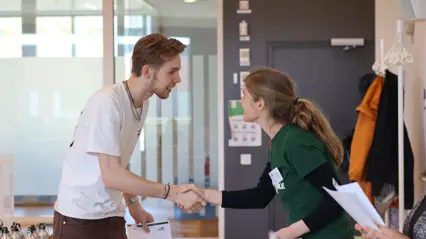 Elev skakar hand med koordinatorn