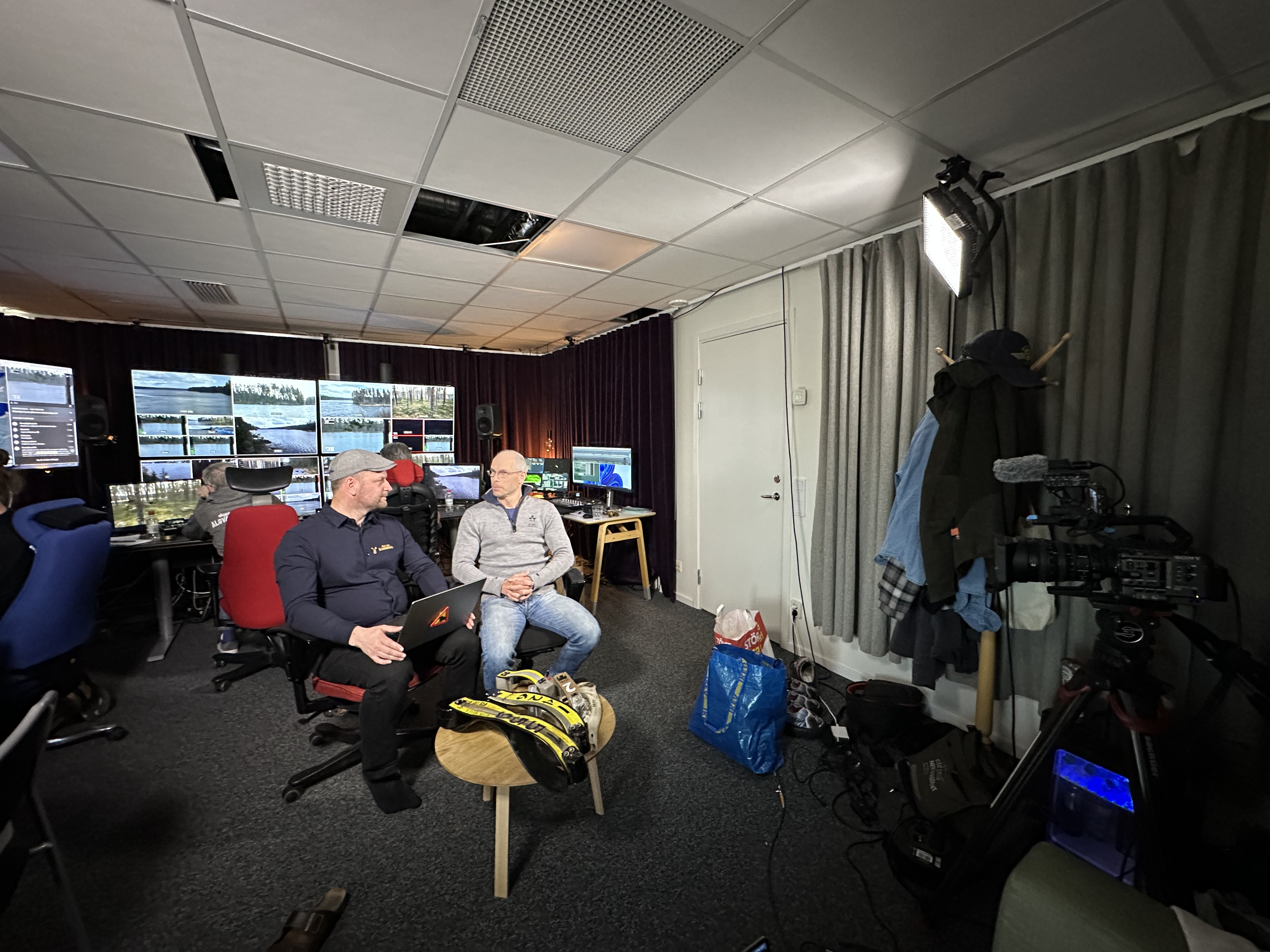 En bild från kontrollrummet på Den stora älgvandringen där producent Stefan Edlund intervjuar SLU:s försöksledare Fredrik Stenbacka