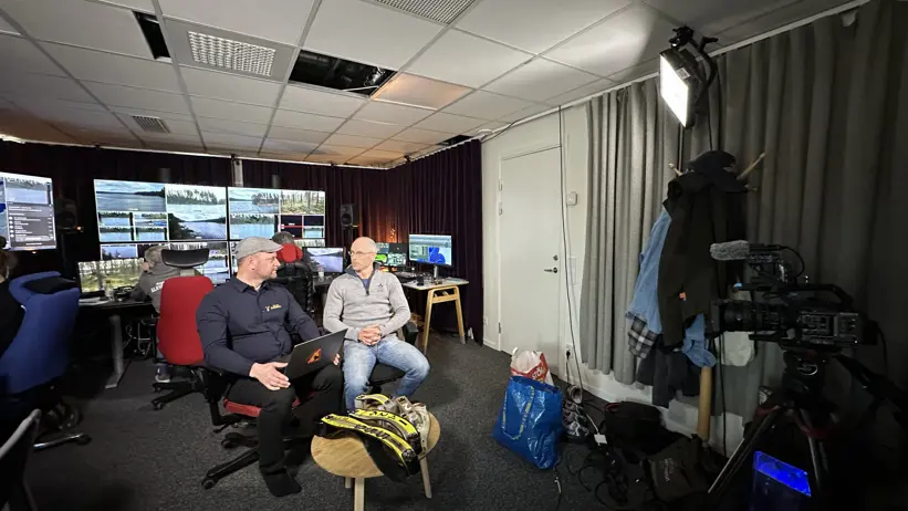 En bild från kontrollrummet på Den stora älgvandringen där producent Stefan Edlund intervjuar SLU:s försöksledare Fredrik Stenbacka