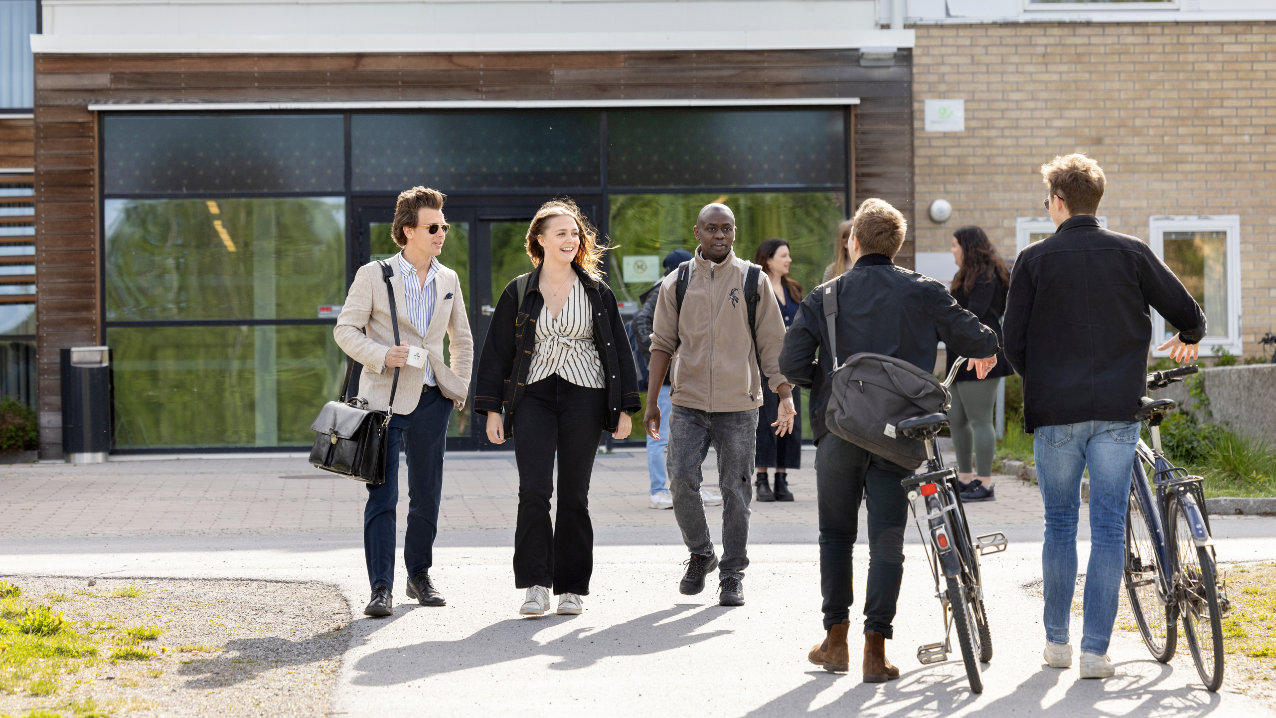 Students at the Faculty of Forest Sciences at SLU outside the SLU building on the Umeå campus.