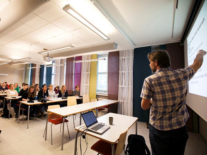 Teacher and students in a lecture hall, photo.