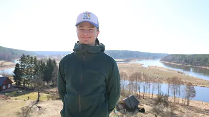 Man står vid en landsbygd